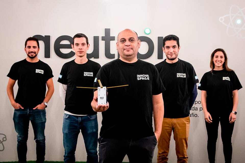 EL PROF. ALEJANDRO CORDERO, CEO DE INNOVA SPACE, ENCABEZÓ EL PROYECTO Y SE CONVIRTIÓ EN EL CREADOR DEL 1° PICOSATÉLITE LATINOAMERICANO LANZADO AL ESPACIO