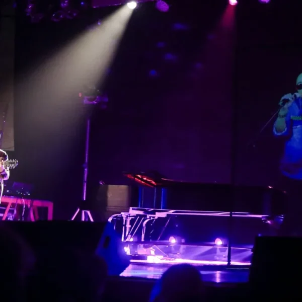 Emotiva celebración a la palabra poética del Indio Solari en la Sala Ginastera