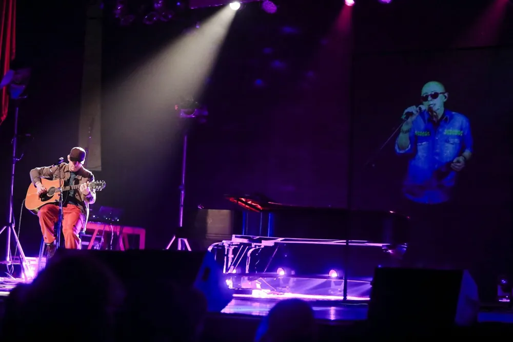 Emotiva celebración a la palabra poética del Indio Solari en la Sala Ginastera